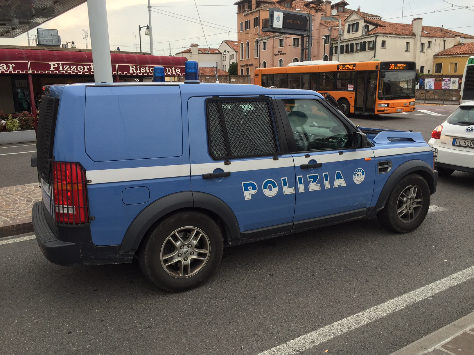 Venice: Police Range Rover.