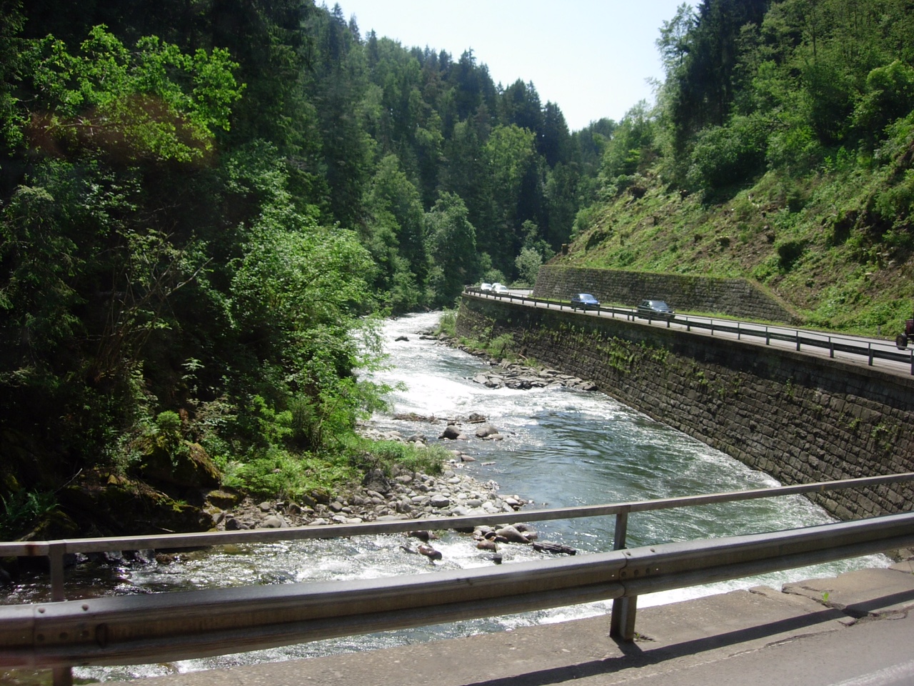 Trainspotter: Through the gorge by the River Drau.