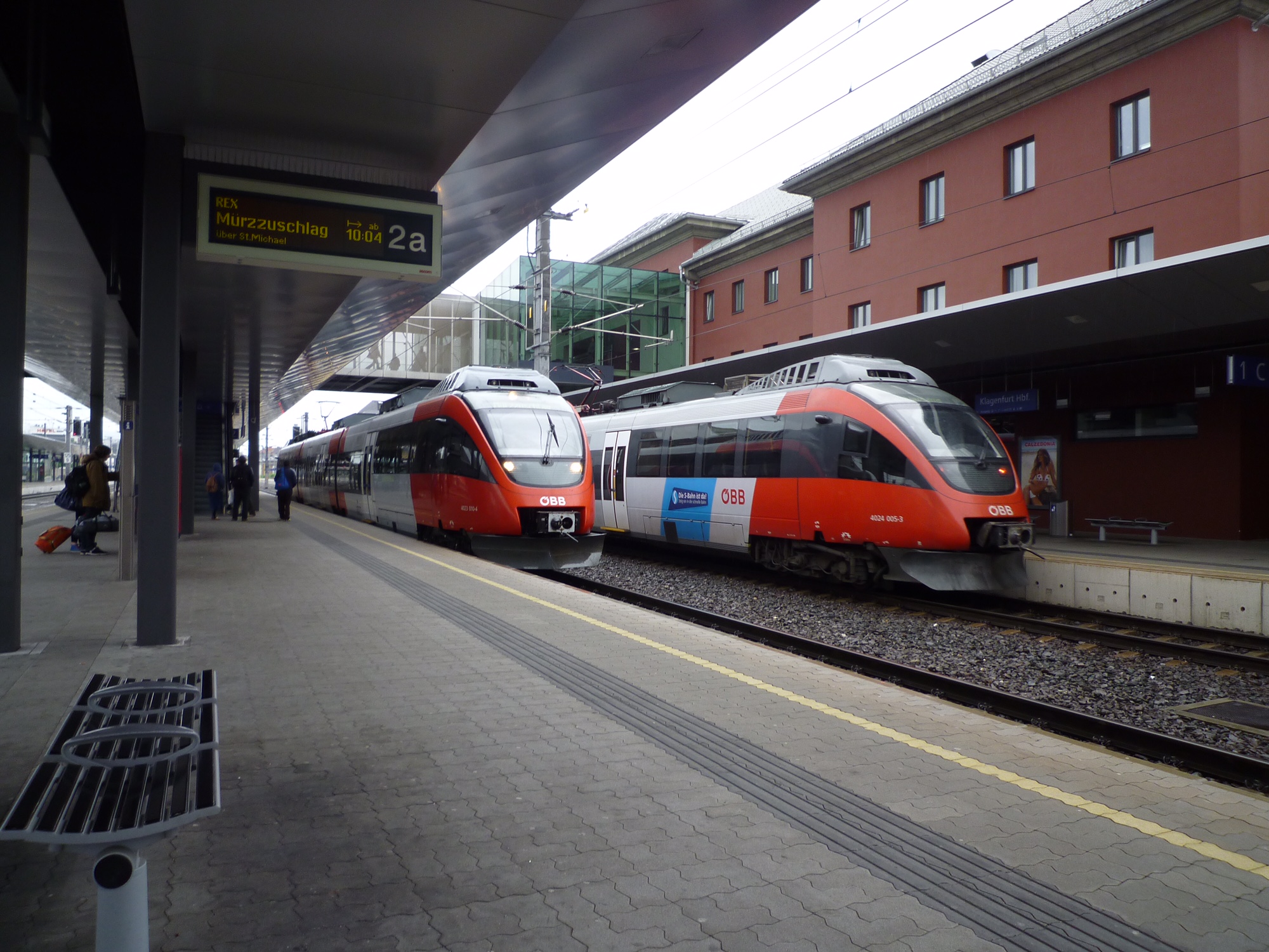 Trainspotter: Local trains at Klagenfurt. Entry doors level with the platform.