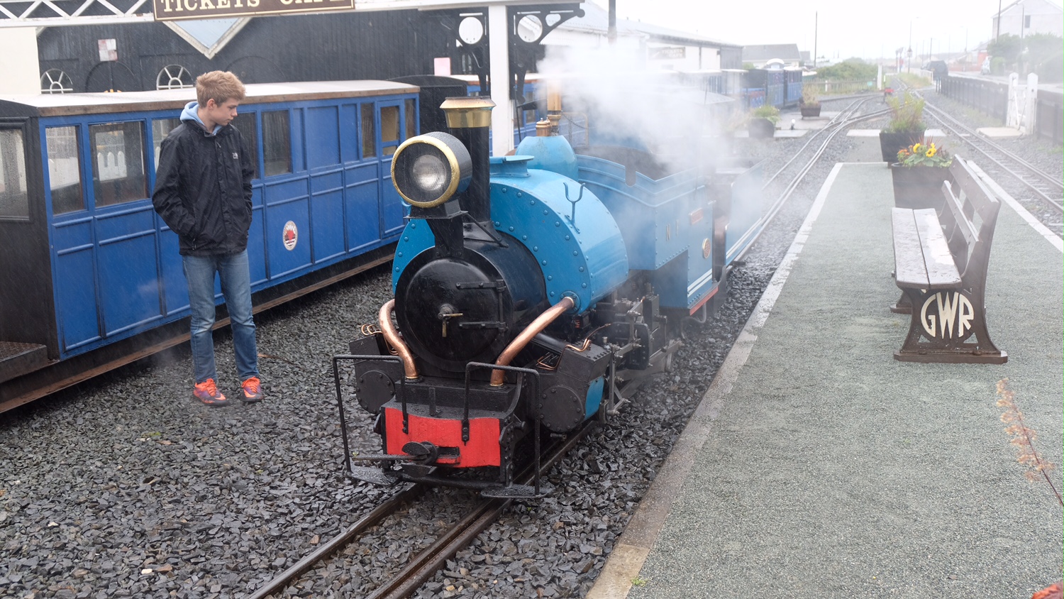 Great Little Trains of Wales: Nice little engine. One third scale, Darjeeling Himalayan Mountain Railway.