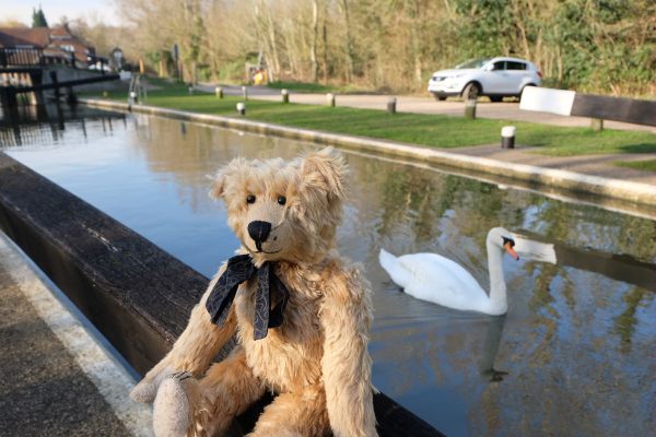 Just Two Hours: Pyrford Lock, on the Wey Navigation, with The Anchor in the background.