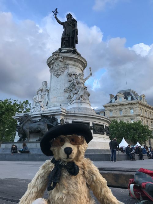 Paris: Place de la République.