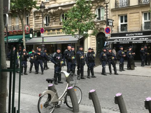 Paris: Gendarmes.