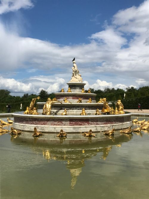 Paris: The gardens at Versailles are magnificent. Just look at this fountain.