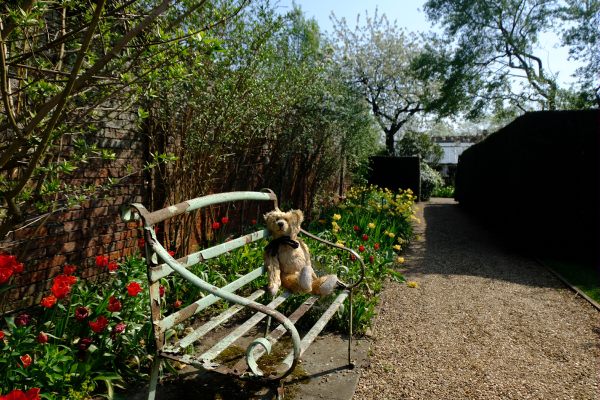 Dunsborough Park Gardens: Sit here and enjoy the view!