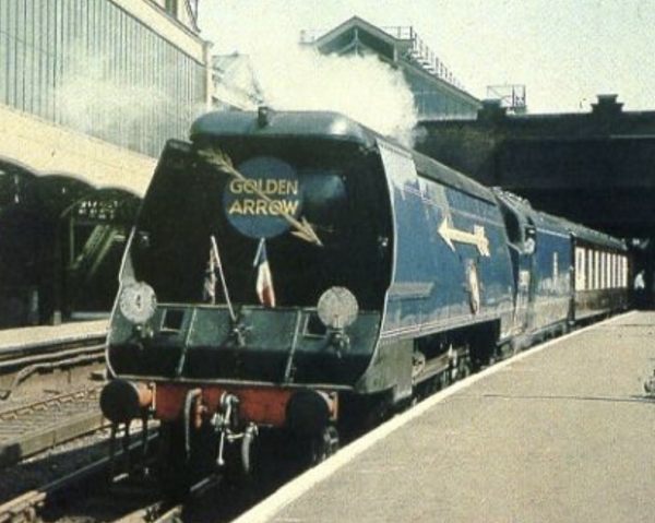 The Footbridge: Streamlined. Pulling the Golden Arrow. The streamlining earned them the nick-name "Spam Cans".