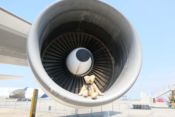 April in Paris: Same 747. Big engine!