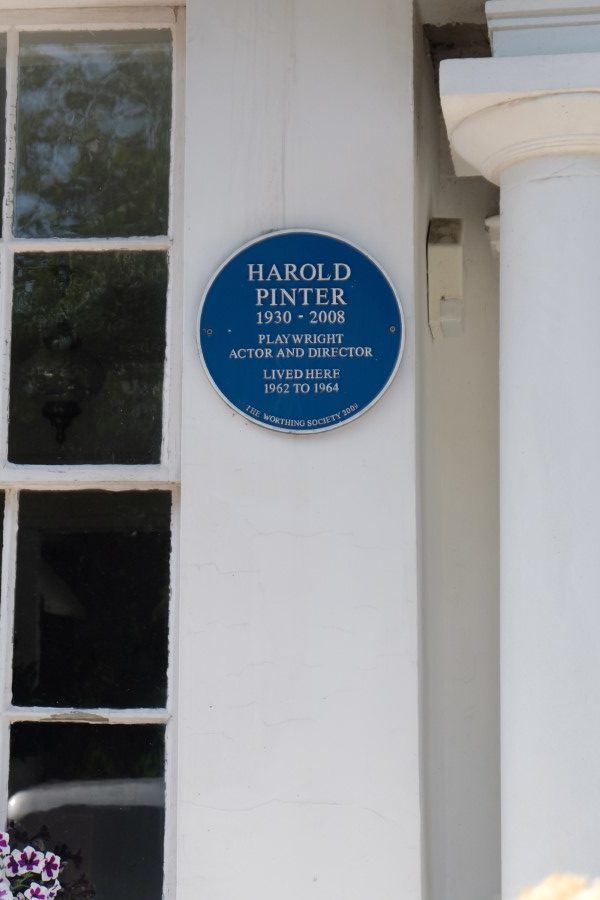 Blue Plaque reads: Harold Pinter, 1930-2008, Playright, Actor and Director, lived here 1962-1964.