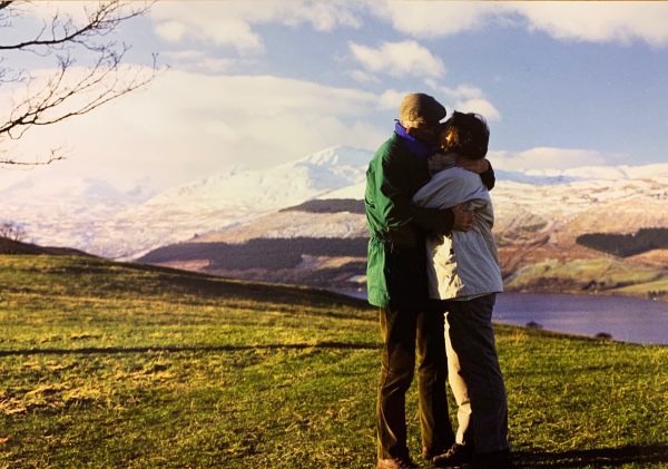 Bobby & Diddley sharing a kiss in the Scottish Mountains.