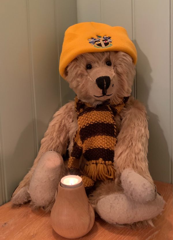 Lighting a candle for Diddley: I’m sure I told you, but Bertie's scarf was knitted by Mary in 1992. My old Mother-in-Law. Treasured possession.