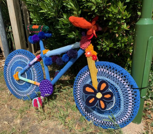 Yarnbomb Sisters - knitted bicycle mainly blue.