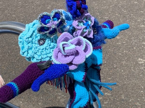 Yarnbomb Sisters - knitted bicycle with handlebar flowers.