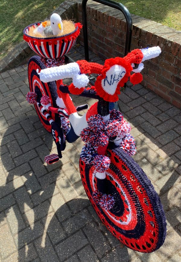 Yarnbomb Sisters - knitted bicycle