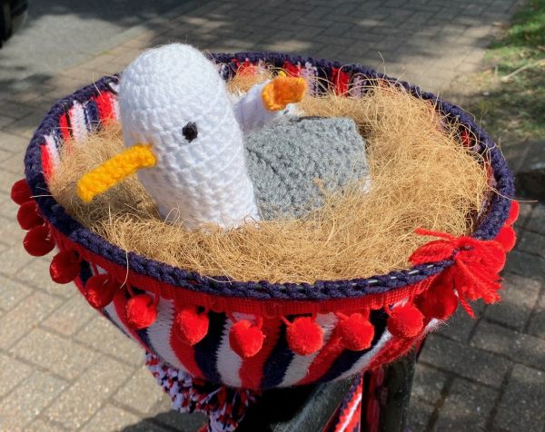 Yarnbomb Sisters - knitted bicycle - bird in a nest!