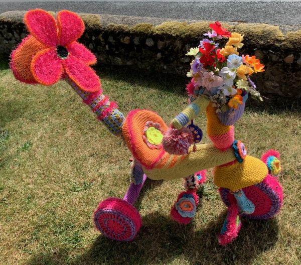 Yarnbomb Sisters - knitted toddlers' tricycle