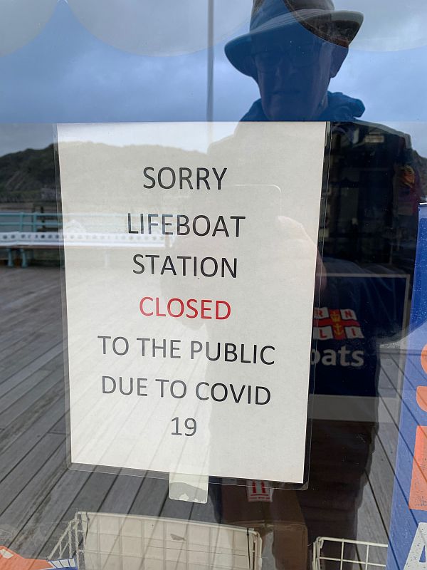 Notice on the lifeboat station advising closed to the public due to Covid-19.