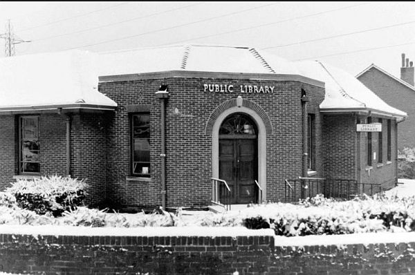 A black and white photograph of the now demolished Ridge Road Library, North Cheam. Taken on a snowy day.