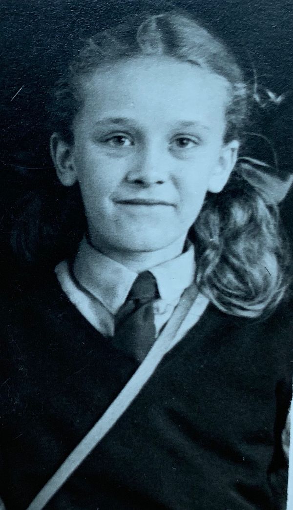 Black and White school photo of Wendy from 1946.