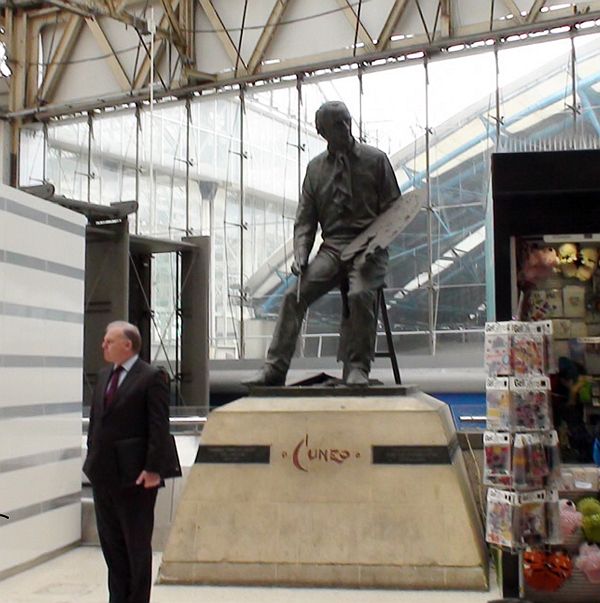 Statue of Cuneo at Waterloo Station befored removal.