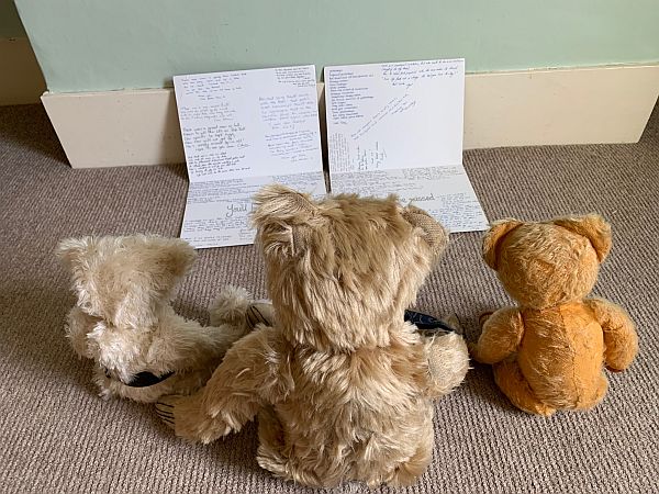 The bears reading the leaving cards.