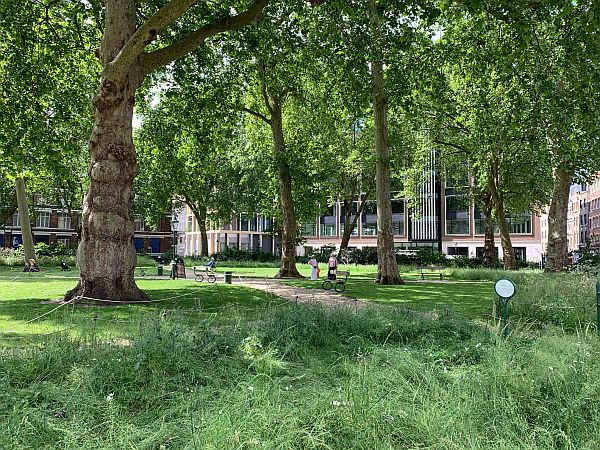 Walking from Farringdon. Charterhouse Square.