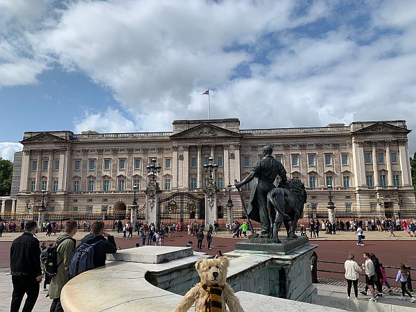 Bertie sat on the base of the Victoria Statue in front of Buckingham Palace.