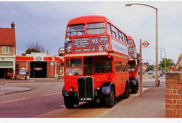 RT 1572 (KLB660) on service 93 in North Cheam around 1959.