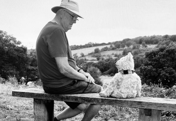 Black and white photo of Bobby (The Man Who Talks Too Much) & Bertie on Diddley's Bench.