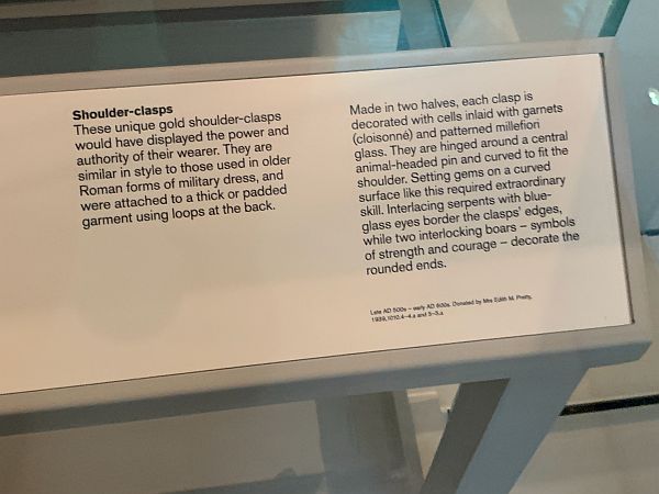 Information on the shoulder clasps.