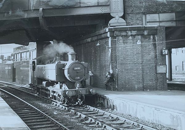 Pannier Tank 9495 pulling a train into Paddington.