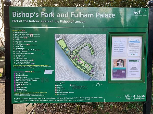 Sign board for Bishop's Park and Fulham Palace.