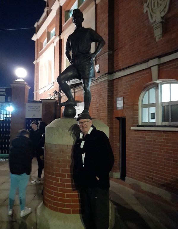 Bobby posing by the Johnny Haynes statue so it looks like he is standing on Bobby's head.