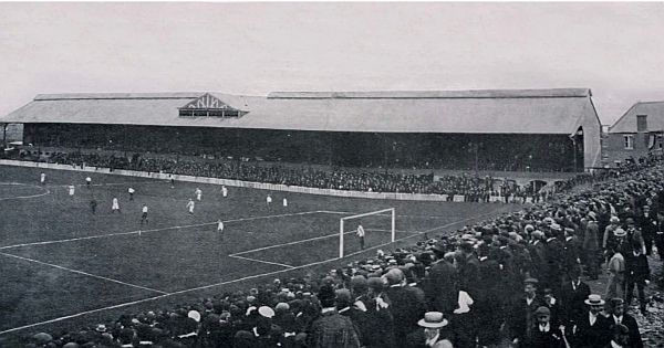 Old black and white photo of a Fulham match.