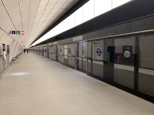 Almost deserted platform on the Elizabeth Line, Tottenham Court Road.