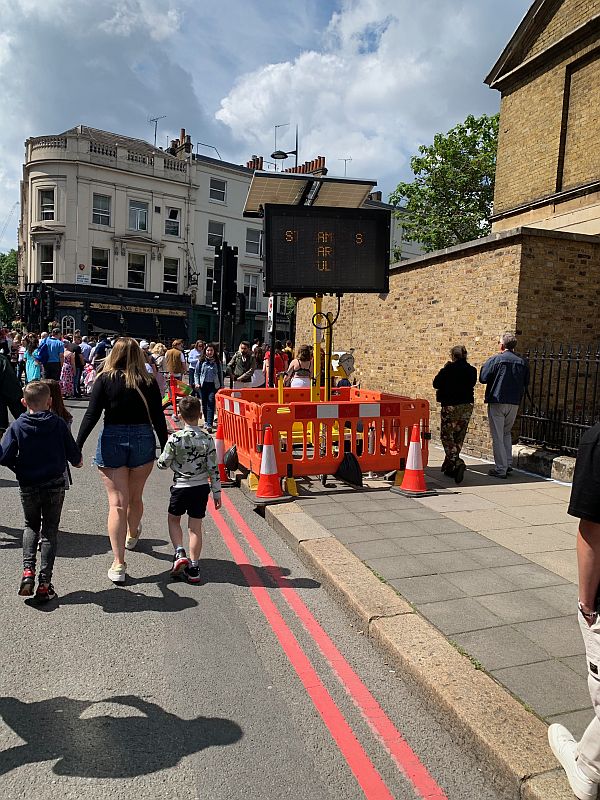 Platinum Jubilee - crowds heading to St James Park