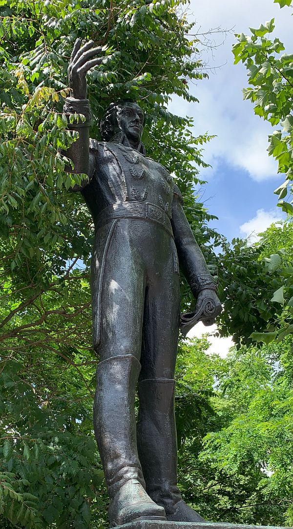 Statue of Simon Bolivar.